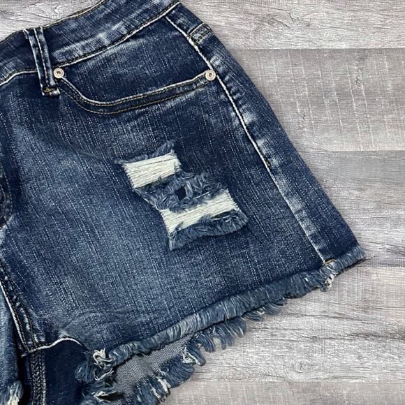 Boutique Ripped Distressed 2.5” Denim Shorts Womens L (W 30) Mid Rise Frayed Hem - Picture 4 of 5